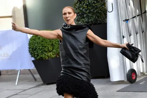 Selin Dion, Paris'te bir otelde önünde toplanan hayranlarına şarkı söyledi.