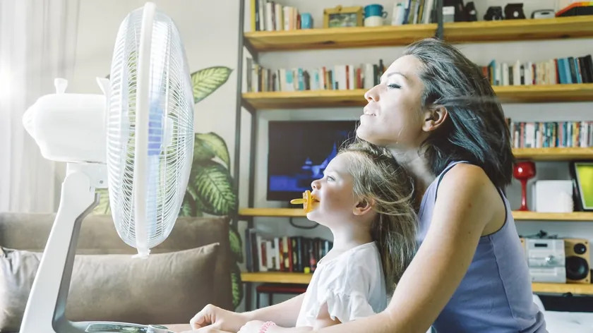 Ventilatörler gerçekten de odak noktası olan sıcak havalarda oda sıcaklığını düşürebilir mi?