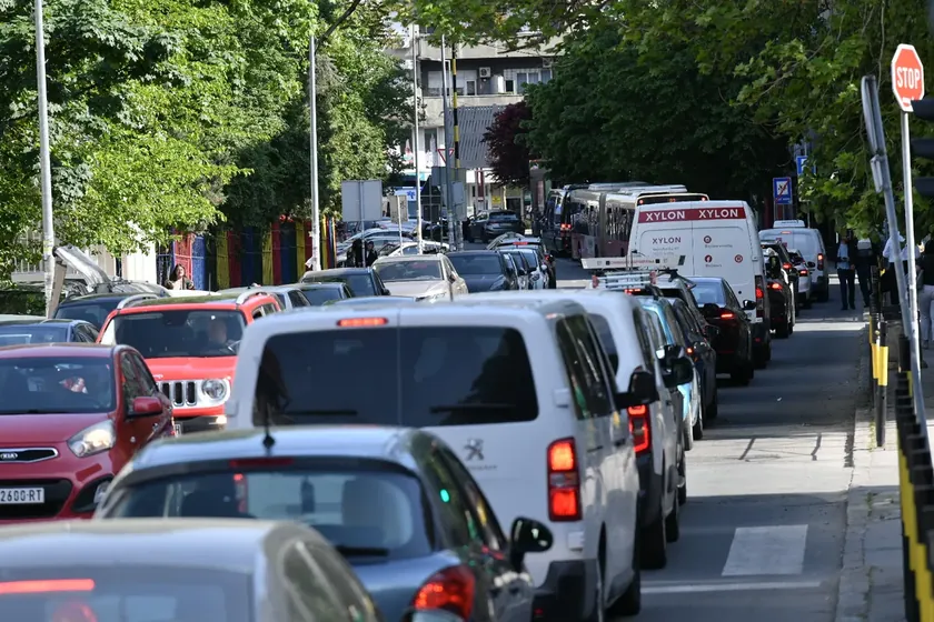 Sırbistan'da hafta başında artan trafik yoğunluğu bekleniyor, sıcak saatlerde seyahat uyarısı