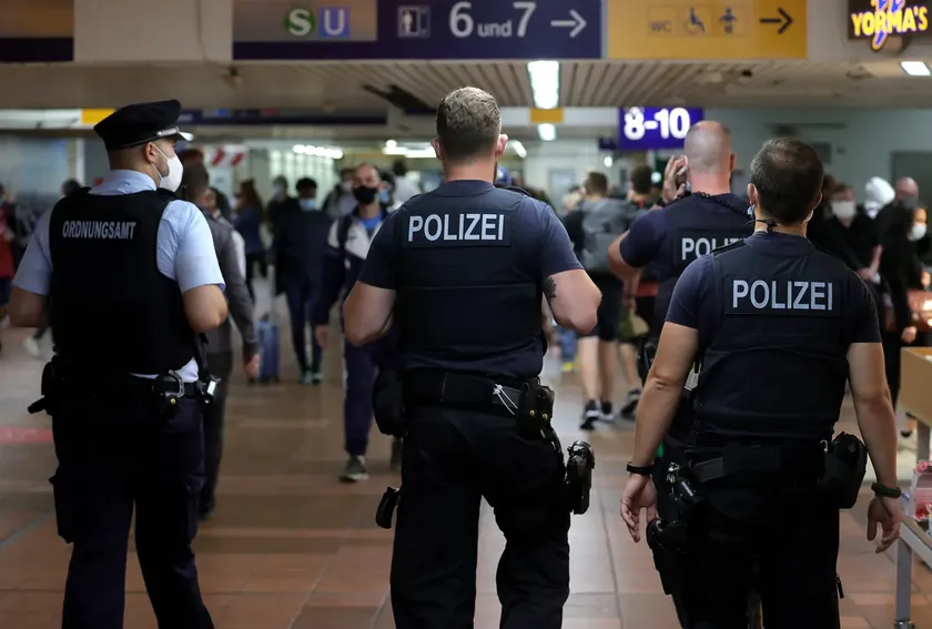 Berlin'de bir kadına yardım etmeye çalışan Sırp vatandaş yaralandı.