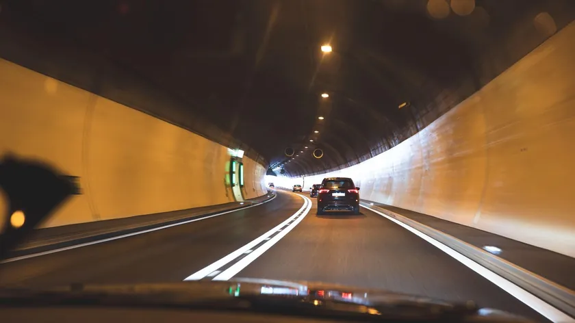 İsviçre Gotthard Tüneli'nde 171 km/s hızla giden sürücüye yasal işlem başlatıldı