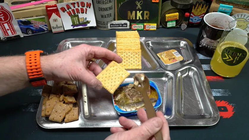 Jutuber JermsMRE'nin Hırvatistan ordusuna ait askeri paket incelemesi