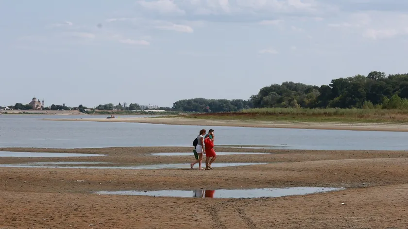 Sırbistan'da Dunav Nehri'nin düşük seviyesi nedeniyle deniz turizmi ve yük taşımacılığı durduruldu.