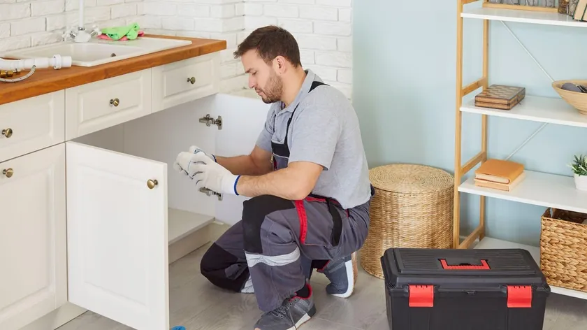 Sırp ustalarının eski bir yöntemle lavabo problemini çözebileceğini söylüyor.