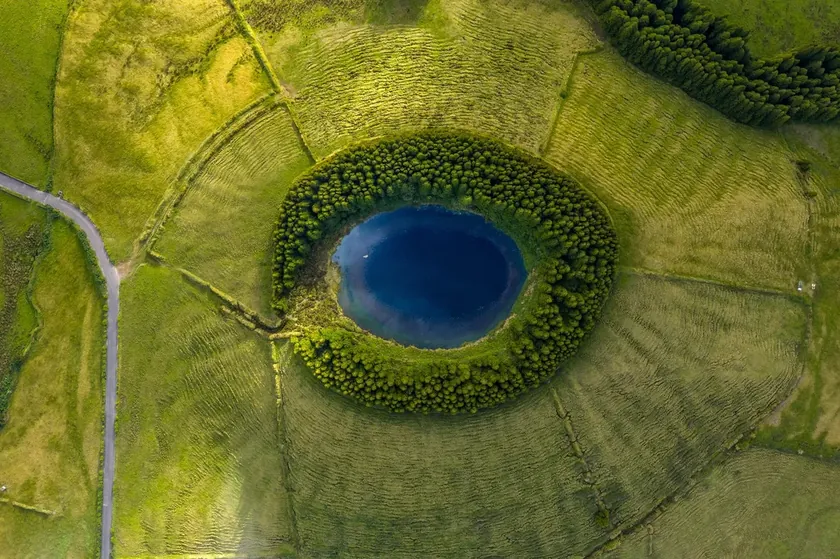 Avizor'da bulunan bir gölet, dünyanın diğer gezegenlerinden gibi görünüyor.