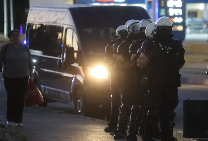 Sırp öğrencileri Niş'te polis tarafından zorla alındığını iddia ediyor.