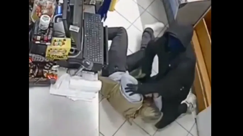 Bosna Hersek Mostar'da silahlı soygun girişimi kasiyer tarafından çıplak ellerle engellendi