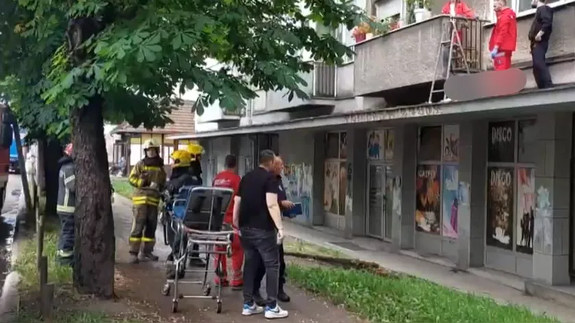 Sırbistan Zemun'da bir kişi ikinci kattan düştü, kurtarma operasyonu başladı