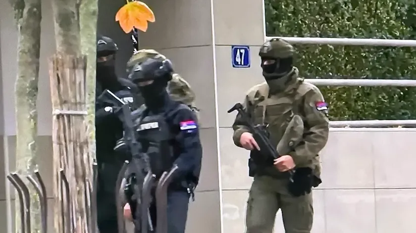 İsrail Büyükelçiliği önünde polis güvenliği artırıldı: Belgrad'da gece yarısı jandarmaya bıçaklı saldırı