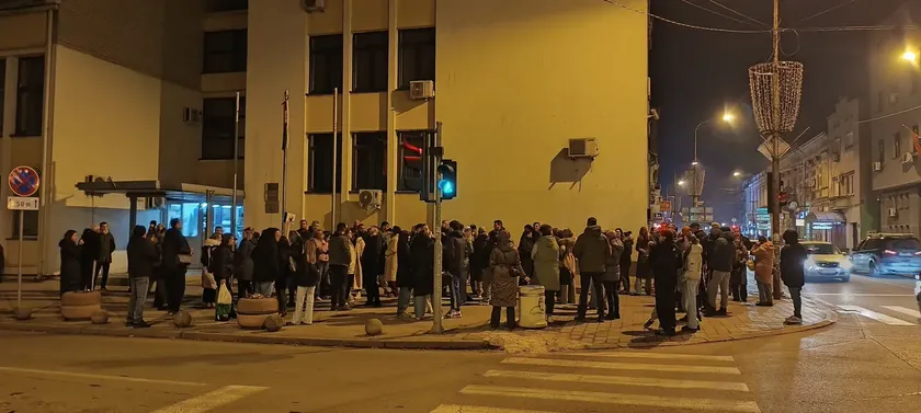 Ruma'da Öğrenci Anđela'ya Saldırı Sonrası Adalet Talebiyle Destek Mitingi Düzenlendi