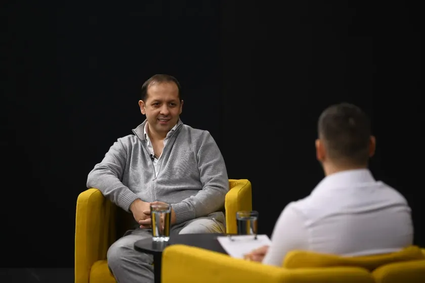 Sırbistanlı Şarkıcı Emir Habibović Eşinin Kariyeri ve Boşanma İddialarına Değindi