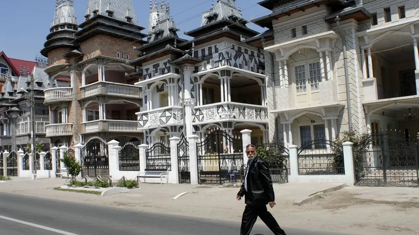 Sırbistan sınırına üç saat uzaklıkta bulunan Rumun köyü Buzeşk, yıllardır turistlerin hayran kaldığı bir yer.