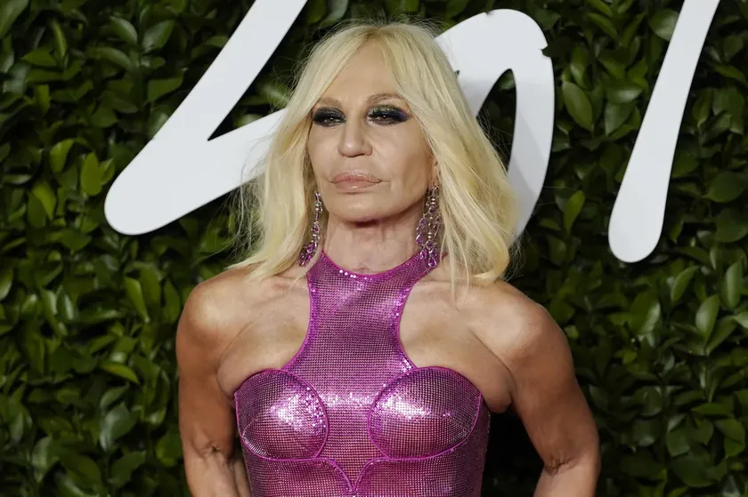 İtalyan Tasarımcı Donatella Versace'nin Görünümü Estetik Operasyonlar Nedeniyle Tartışma Konusu Oldu