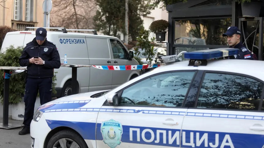 Sırbistan'da bir grup genç tarafından yapılan saldırıda yaralanan çocuklara karşı iki kişi tutuklandı.