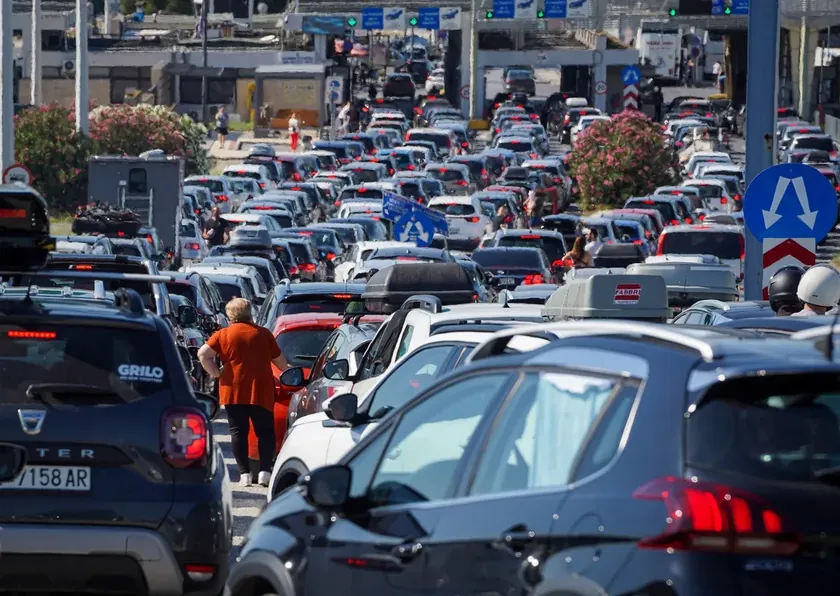 Sırbistan'dan Yunanistan'a giden yolculukta yoğun trafik ve bekleme süresi yaşanıyor.