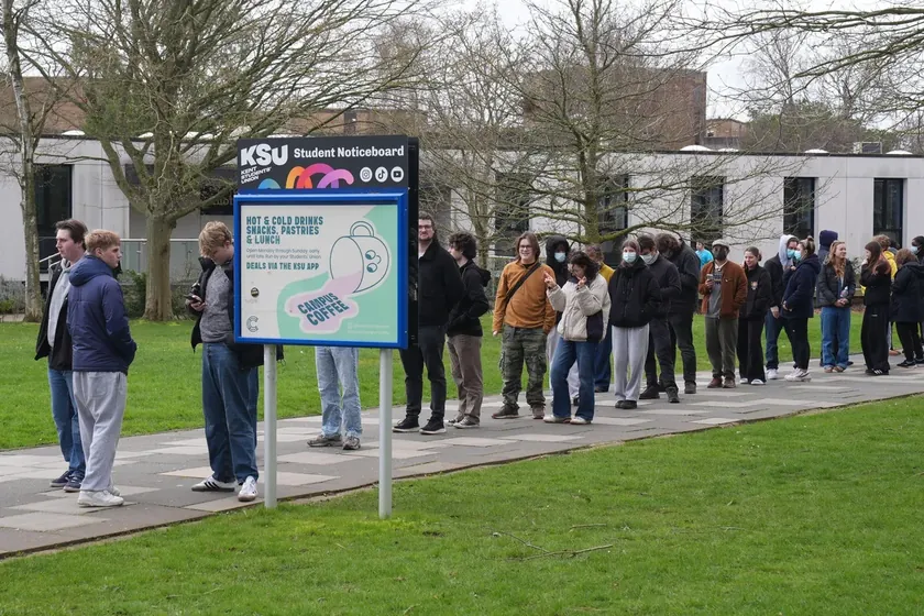 İngiltere'de Menenjit Salgını İki Can Aldı, Öğrenciler Antibiyotik İçin Sıraya Girdi