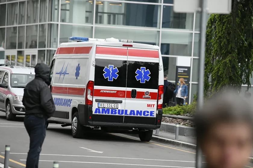 Mirijevski bulvarında bir araç devrildi, trafik zorla akıyor