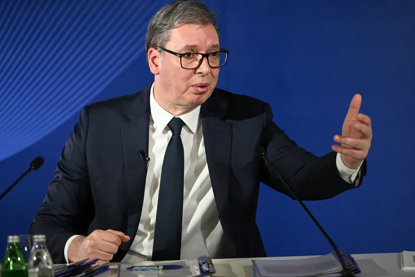 Sırbistan Cumhurbaşkanı Aleksandar Vučić, Uglješa Mrdić’in önerdiği beş adalet yasası değişikliğiyle ilgili olarak herhangi bir çalışma yapmadığını ancak bu yasaları "batıdan emir almayan birinin" önerdiği için memnun olduğunu bildirdi.