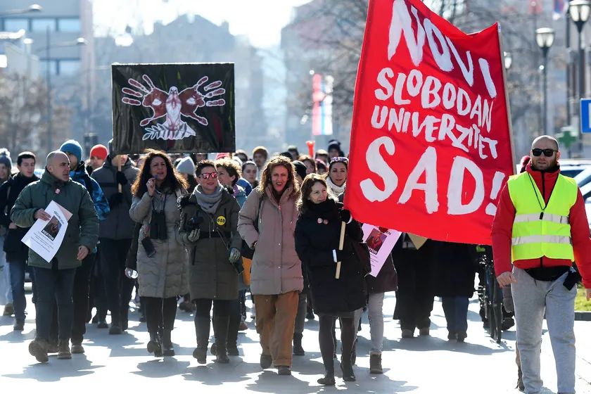 Yeni Sad'da Üniversite Senatosu Üyelerinin İsimleri ve Fotoğraflarıyla Afişler Asıldı