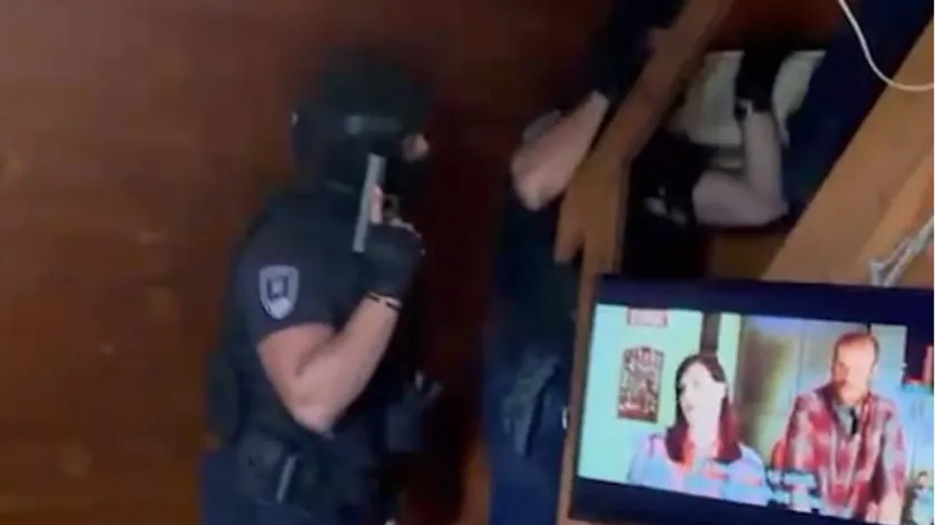 Sırbistan'da üç şüpheli, yabancıları kaçırdıkları ve tehdit ettikleri için soruşturma altında.