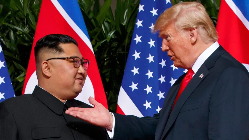 ABD Başkanı Donald Trump Pjongjang'a yönelik bakış açısını değiştirip ABD ve Güney Kore arasındaki düzenli ortak askeri egzersizlerin kapsamını azaltıp, Kuzey Kore lideri Kim Jong Un ile yeniden görüşmek istediğini bildirdi. Uz uzun süre nükleer silahların geliştirilmesi nedeniyle siyasi ve ekonomik izolasyona maruz kalan Kuzey Kore lideri, son yıllarda Moskova ve Pekin ile ilişkilerini güçlendirerek Seul ve Washington'u yeni bir görüşme turuna davet etti.