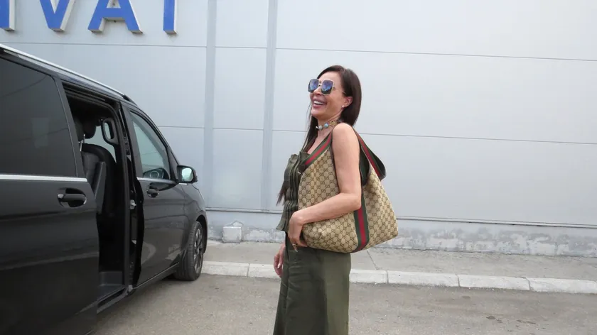 Ceca Crna Goraya'ya geldi Şık bir görünüme sahip olarak havaalanından çıktı ve onu siyah bir kombi bekledi.