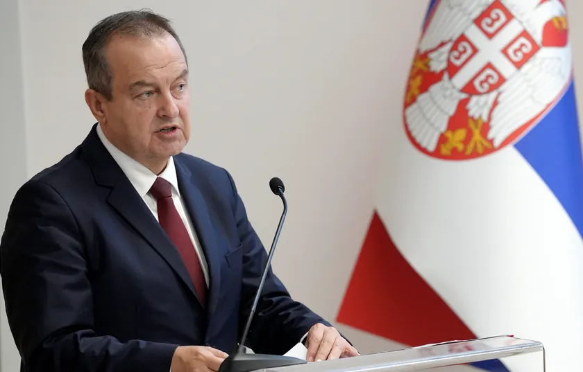 İçişleri Bakanı İvica Dačić, bugün yaptığı açıklamada, askeri ve polis reformalarının bu kurumların çöküşüne yol açtığını ve "neredeyse sivil toplum kuruluşlarına" dönüştüğünü belirtti.