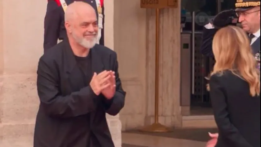 Arnavutluk Başbakanı Edi Rama, İtalya Başbakanı Giorgia Meloni'ye üçüncü kez diz çöktü