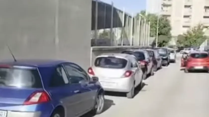 Yeni Sad'da yedi araca zarar verildi.