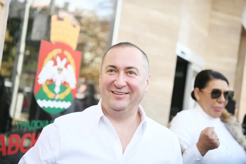 Sırp sanatçısı Radiša Trajković "Đani" bir kazadan dolayı dişini kaybetti.