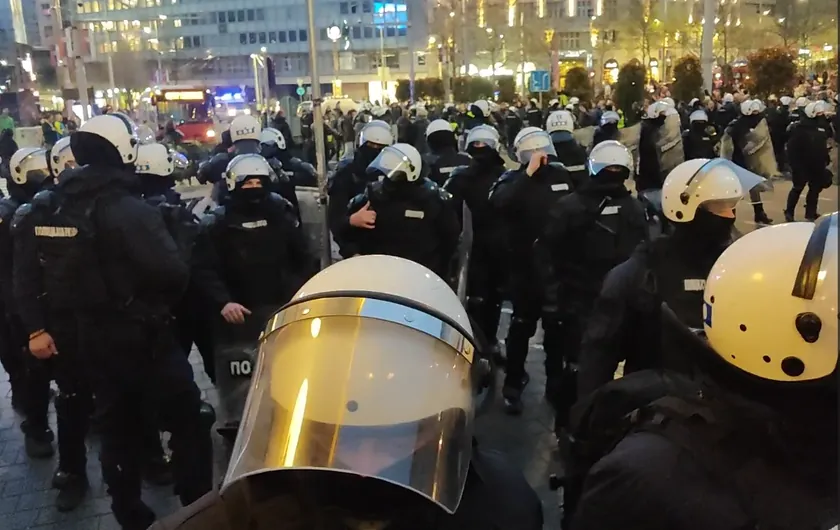 Sırbistan Belgrad'daki protestolarda polis memurunun bileklik iddiaları kamuoyunu endişelendirdi