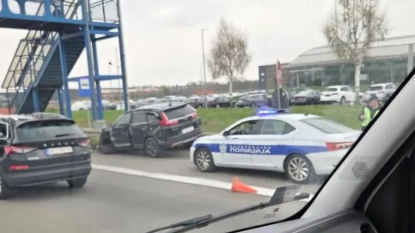 Sırbistan'da Autokomerc yakınında trafik kazası: Otobüs ve otomobil çarpıştı