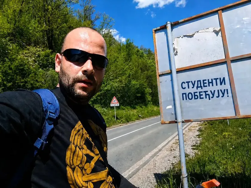 Radivoje iz Valjeva, öğrencilerle bisiklet turuna çıkmış ve onlara her adımda destek olmuştur; şimdi kötü bir tümöre karşı mücadele ediyor, yardımına ihtiyaç var.