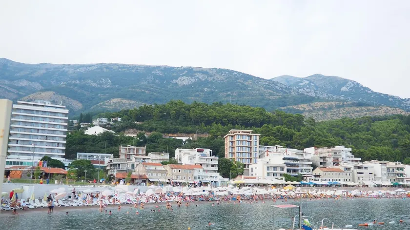Sutomor'da bir turistin dondurma tezgahına uzanması sosyal medyada virala