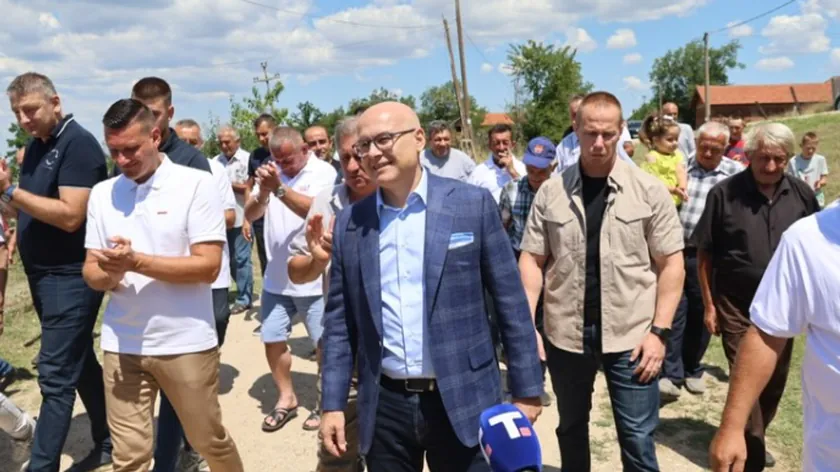 SNS Lideri Miloš Vučević Mramorac'ta Asfaltiran Yolu Ziyaret Etti