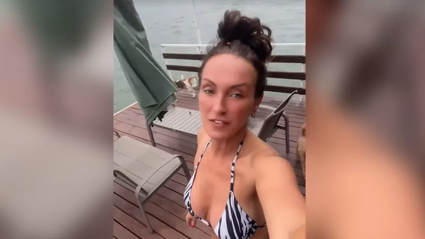 Sırp şarkıcısı Slađana Delibašić'in splavda yaptığı pozlar sosyal medyada büyük ilgi gördü.