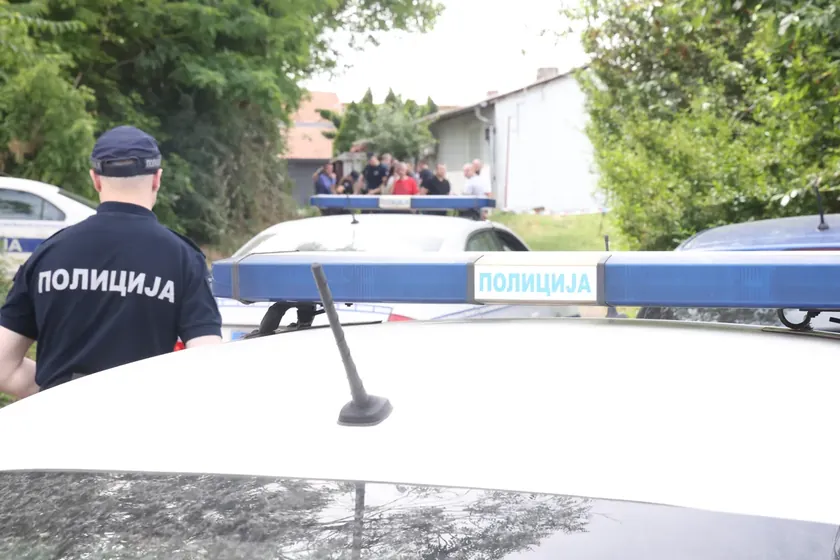 Azerbaycanlı bir adam Zvezdara'da bir kadına saldırdı, şans eseri eşi onu durdurdu.