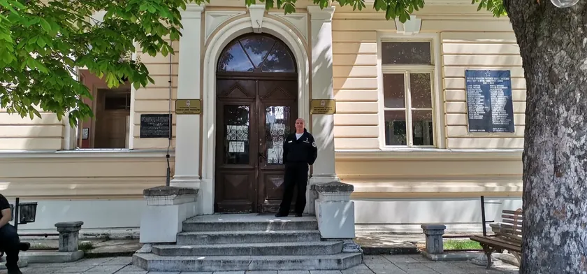 Sırpistan'da bir öğretmenin siyasi görüşleri nedeniyle iş sözleşmesinin yenilenmeyeceği bildirildi.