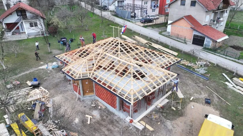 Sırbistan Prijepolje'de genç Lazović ailesi devlet teşvikiyle yeni evini inşa ediyor