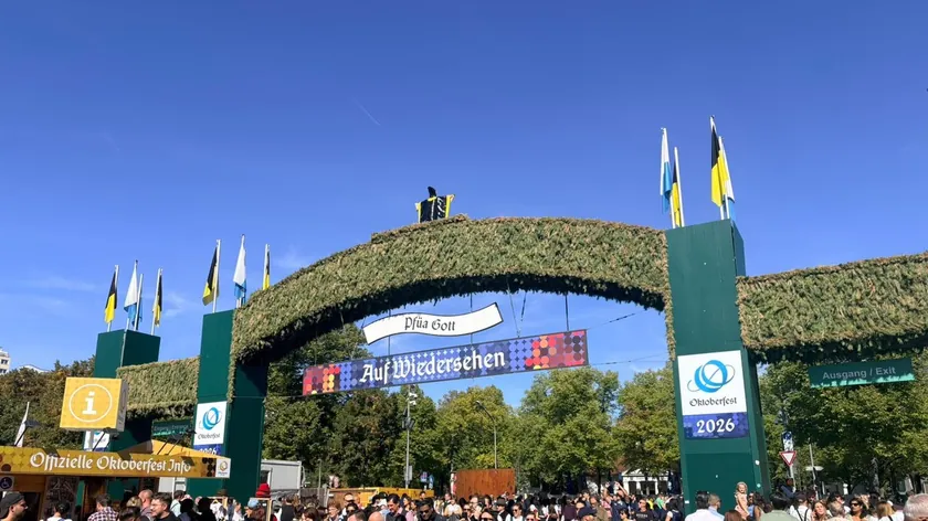 Oktoberfest'e gittik ve işte bir gün için gereken para: Bira 15 Euro, yarım tavuk 17 Euro (FOTO).