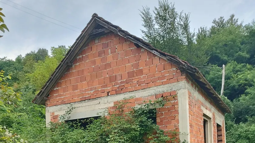 Sırbistan'da 12 Bin Euroya Ev Satışı: Büyük Arsa Ama Tamamlanması Gerekiyor