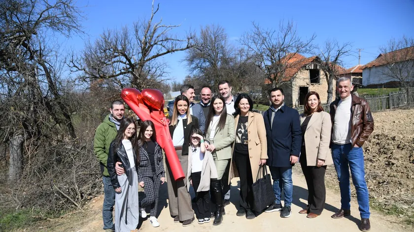 Sırbistan Hükümeti Başkan Yardımcısı Mesarović, Sevojno'daki Jeknić ailesine yeni ev müjdesi verdi