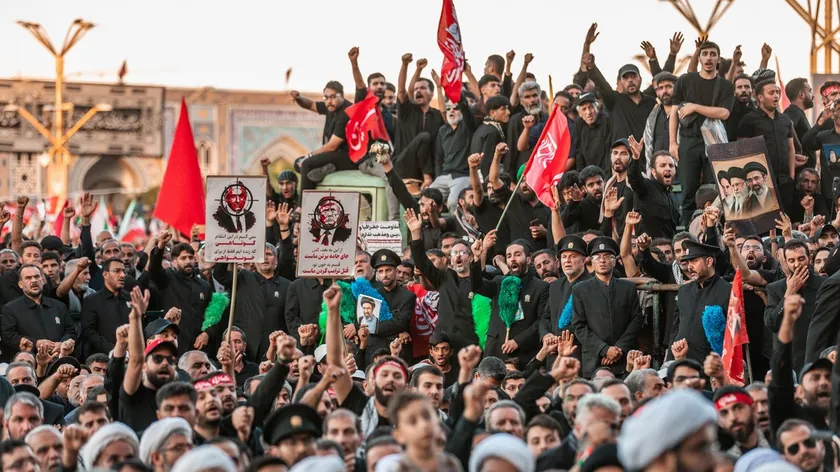 İran'da Ayetullah Ali Hamenei, kapsamlı anma törenleri sonrası Meşhed'de defnedildi.