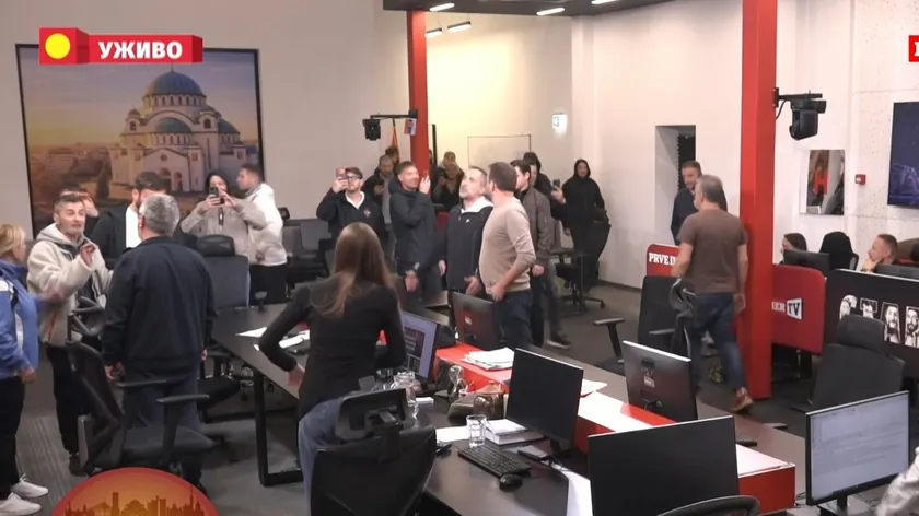 Novi Sad'ta ölenlerin annesi Dijana Hrka ve bir grup, Informer TV binasına girdi