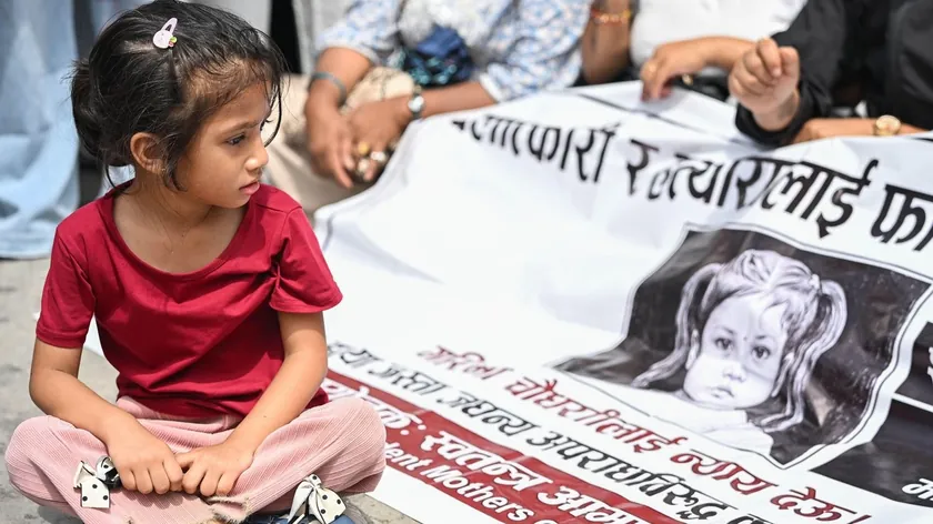 Nepal'da üç yaşındaki bir kız çocuğu tecavüz edilip öldürüldü Monstruslar çikolata ile kandırdı, korkunç suç dünya çapında sarsıntıya neden oldu.