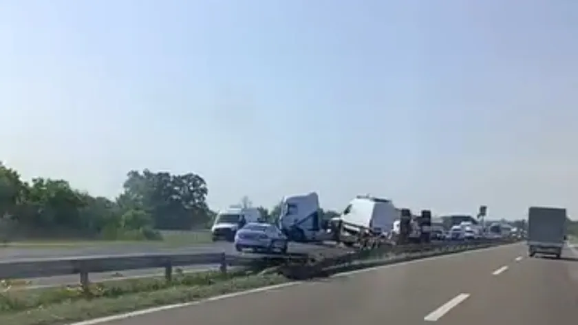 Sırbistan otoyolunda meydana gelen kamyon kazası çift yönlü trafiği felç etti