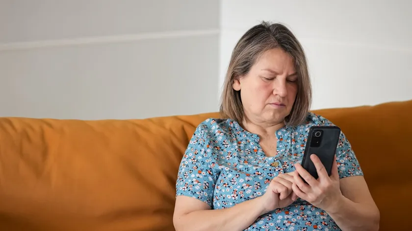 Sırp bir kadının eşinin telefonunda bulduğu mesajlar yüzünden yaşadığı durum gündeme geldi.