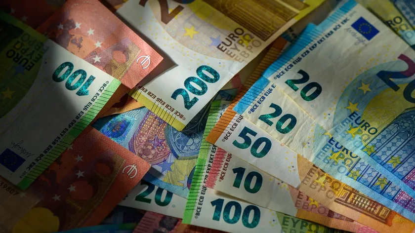 AB, Avrupa'nın Finansal Dönüşümünün Eşiğinde Bankalar Temel Hesaplara 3.000 Euro Sınırı Getiriyor