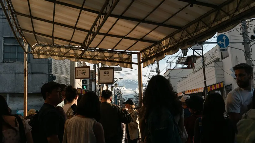 Japonya'nın Fujiyoşida kentinde turist akını yerel halkın günlük yaşamını olumsuz etkiliyor