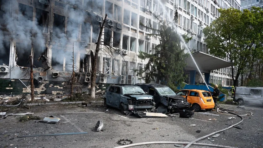 Rusya'nın Kiyev'e yaptığı roket saldırısında iki kişi hayatını kaybetti, sekiz kişi yaralandı.